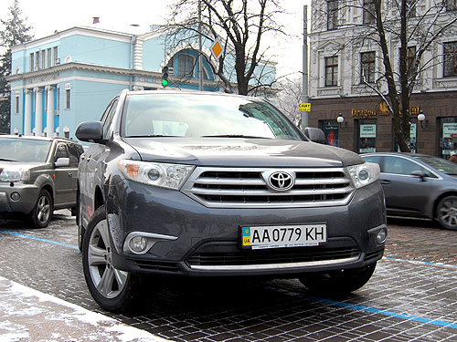 Тест-драйв Toyota Highlander: «Горец» в городе